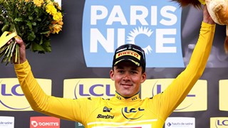 Pedersen vyhrál chaotický finiš 2. etapy Paříž-Nice a oblékl žlutý dres