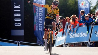 Při výjezdu někam do nebe potvrdil Jonas Vingegaard svou extratřídu a po vítězství v etapě oblékl i žlutý trikot