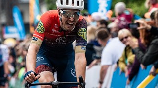 "O největší senzaci dne se postaral Márton Dina!" píše se na webu Tour de Hongrie po jeho včerejším desátém místě