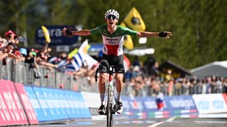 Italský šampión Zana vítězí v dolomitské 18. etapě Gira. Znovuzrozený Roglič utrhl všechny kromě růžového Thomase