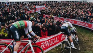 Návrat velkých cyklokrosových hvězd: Van der Poel triumfuje v Antverpách a junior Bažant znovu září