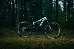 Kanadský Rocky Mountain představil lehký trailový ebike Instinct Powerplay SL