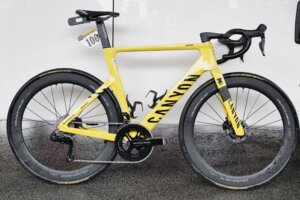 Bikecheck žlutých Canyonů z Tour: Van der Poel jede dál