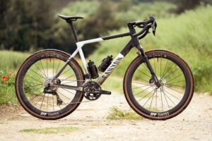 Full Mounty kokpit? Canyon Grizl 2025 se nebojí vybočit z řady