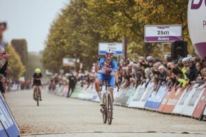 Julia Kopecký šestá na MS v gravelu. Pomohla týmové kolegyni k titulu