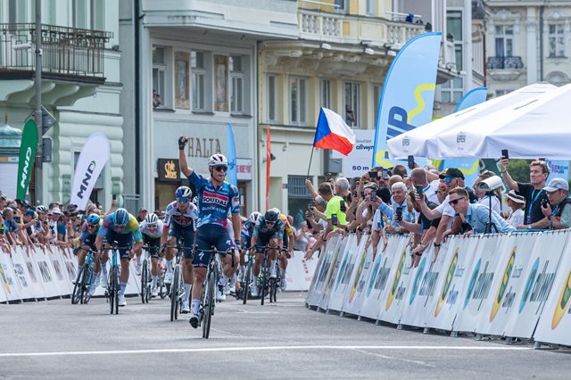 Tour de France v Praze možná už v roce 2026. Politika otřásá cyklistikou