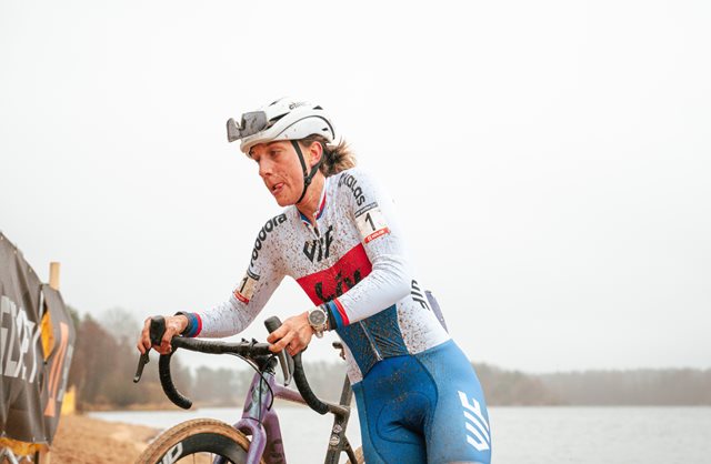 Zemanová a Ježek vládli ve Veselí. Písečný cyklokros změnil závod v boj o přežití