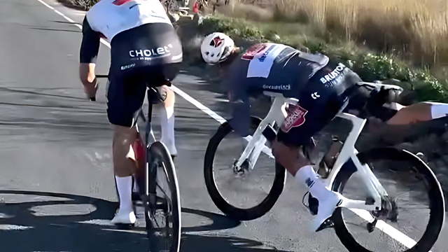 Van der Poel jen těsně unikl pádu během neplánovaného sprintu s amatérem ve Španělsku